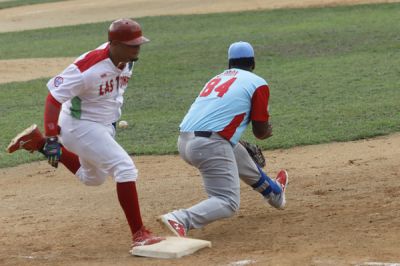 Remontadas electrizantes: Las Tunas y Matanzas salen airosos en la Liga �lite del B�isbol Cubano.