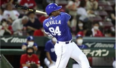 Revilla debuta con jonrn en beisbol profesional japons.