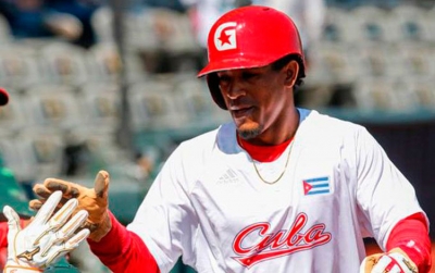 Roel Santos con el bate encendido en Colombia.