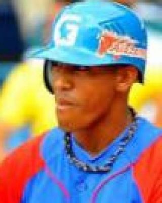 Roel Santos conecta su primer cuadrangular en el bisbol japons.