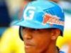 Roel Santos conecta su primer cuadrangular en el béisbol japonés.