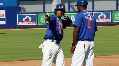 Roel Santos gana ttulo en bisbol colombiano.