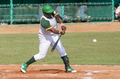 Saavedra domina la ofensiva de la 63 Serie Nacional de Beisbol.