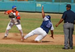 Sancti Spritus inamovibles en la cima de Serie Nacional de bisbol