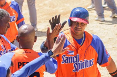 Sancti Spritus a medio juego de la cima en bisbol cubano.