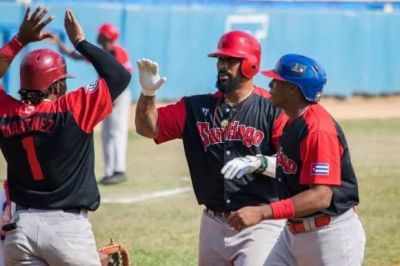 Santiago de Cuba alcanza a Granma. Industriales barre a Pinar del Río.