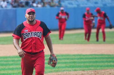 Santiago mantiene racha ganadora en Liga lite del Beisbol.