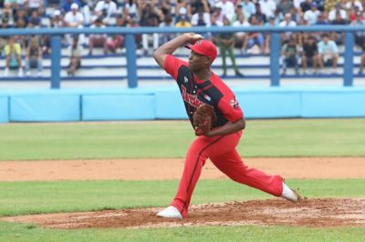 Santiago y Matanzas respiran en semifinales beisboleras.