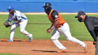 61 Serie Nacional de Bisbol. Industriales pasa la escoba en el Sandino.