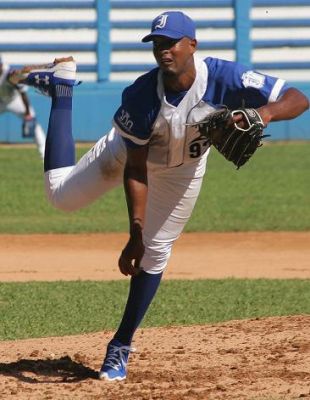 Serie Nacional de Bisbol. Industriales resurge y Santiago vive.