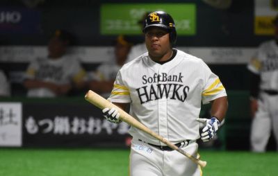 SoftBank no sabe qu hacer con Alfredo Despaigne para que pueda jugar.