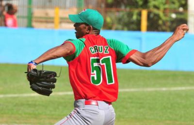 Temas de bisbol en Cuba. La pelota se mueve.