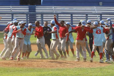 Tigres de Ciego de vila avanzan a la gran final de la III Liga lite del Bisbol Cubano tras vencer 8x1 a Industriales.