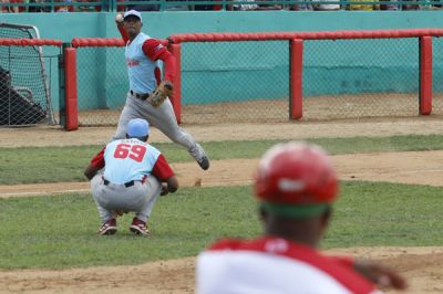 Tigres de Ciego de vila cierran con nocaut y mantiene vivo el pulso por la cima en la Liga lite del Bisbol Cubano.