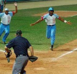 Los Tigres noquean a los Gallos en Copa Eddy Martin