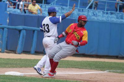 Toros y Cocodrilos toman ventaja en cima de la pelota cubana.