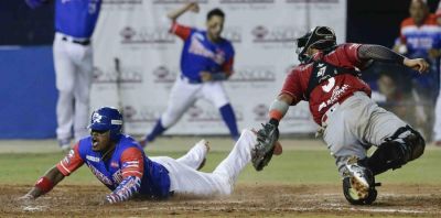 Los Toros de Herrera remontan para vencer a los Cangrejeros.