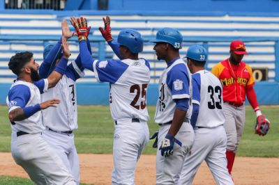 59 SNB: Toros lideran solos, Industriales gan el doble a Matanzas.