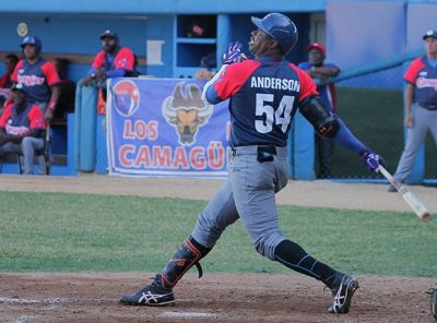 Toros siguen en racha, Cocodrilos dejan al campo a los Leones.