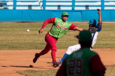 Tres mandan ahora en la pelota nacional.