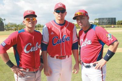 Tres prospectos cubanos esperan bonos millonarios