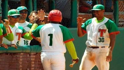 Las Tunas se afianza en la cima de la pelota cubana.
