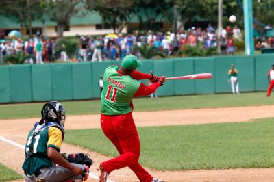 Las Tunas arrebata liderazgo a Industriales en la pelota cubana.