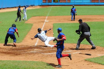 Las Tunas y Holgun pasan la escoba en cierre de subseries.