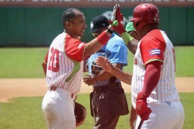 Las Tunas presiona a Industriales tras doble victoria en la Liga �lite del B�isbol Cubano.