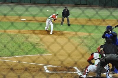 Las Tunas vence a Industriales y sale delante en playoff.