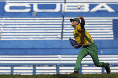 Vegueros a un paso de la postemporada al vencer a Holgu�n en la 64 Serie Nacional de B�isbol.