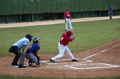 Vence Orientales en duelo de veteranos del Bisbol cubano.