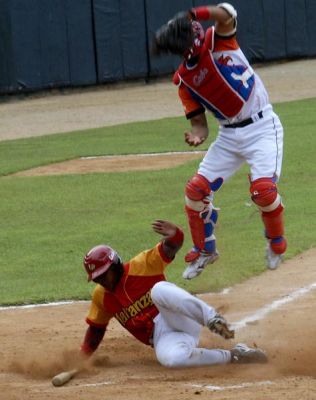 Villa Clara triunfa en da inaugural de la Serie Nacional de Bisbol