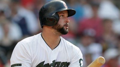 White Sox adquieren a Yonder Alonso desde los Indios.