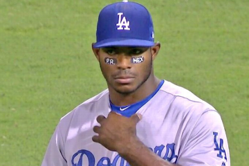 Yasiel Puig se pinta Mxico y Puerto Rico en la cara por solidaridad.