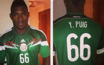 Yasiel Puig posa con la playera de la Seleccin Mexicana