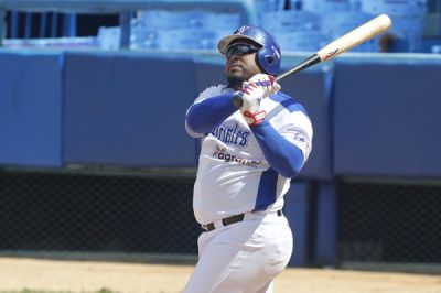Yasmani Tomás decide con grand slam triunfo de Industriales en inicio de la 65 Serie Nacional.