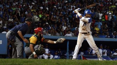 Yulieski decide, Industriales a un paso