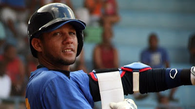 Yulieski Gourriel entrena con Industriales en el Changa