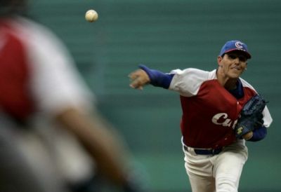 Yunesky Maya vuelve a lanzar, esta vez en el bisbol dominicano.