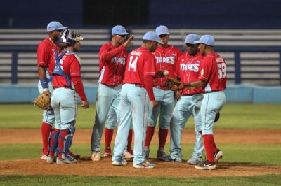 Yunier Batista llega a 10 victorias y frustra la clasificacin de Industriales en la 64 Serie Nacional de Bisbol.