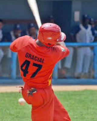 Yurisbel Gracial, nico pelotero 15-15 en bisbol cubano